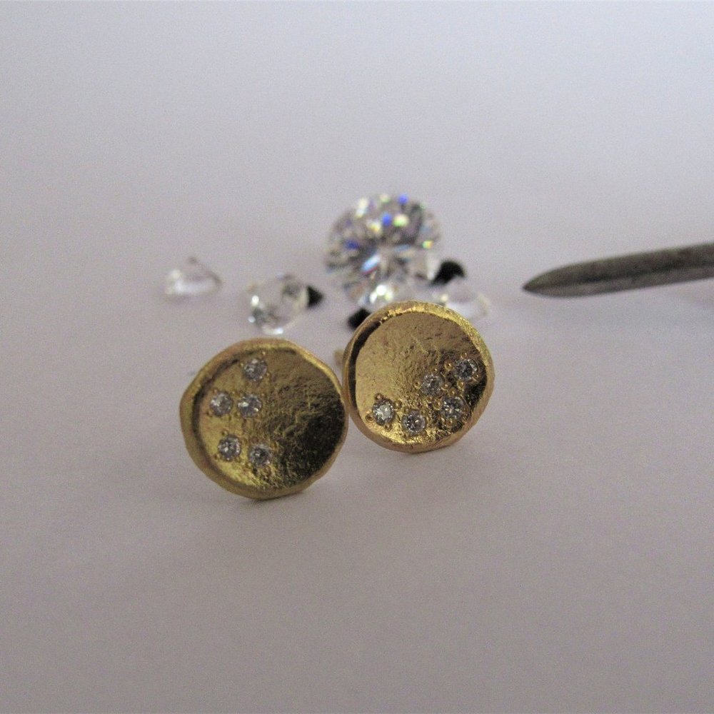 Diamonds earrings. 14k solid white gold earrings.